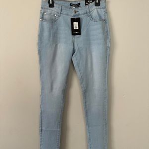 size 10 fashion nova skinny jeans
light wash; stretchy; jegging material